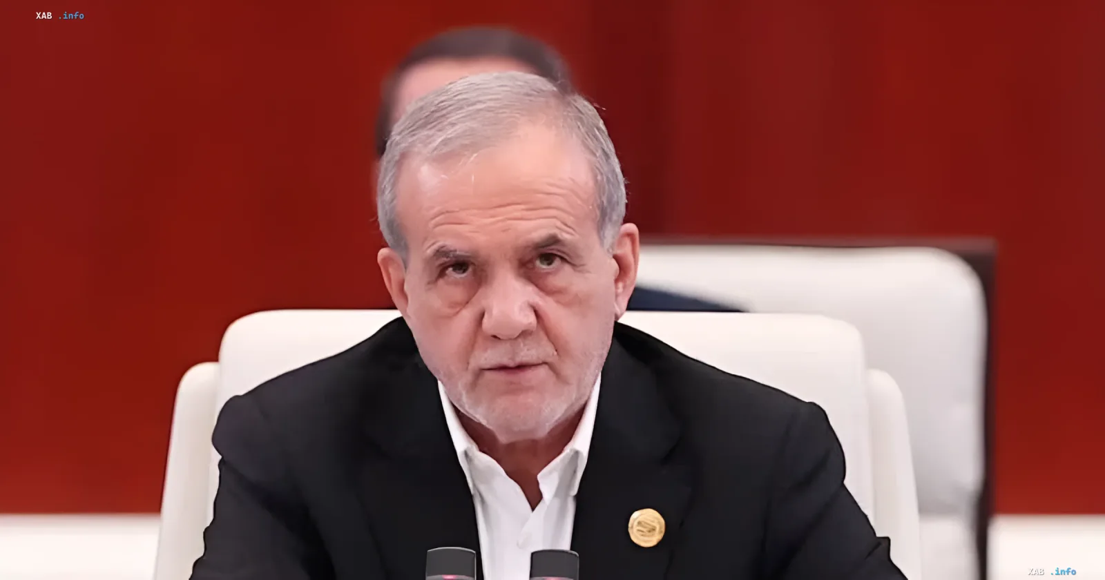 Iranischer Präsident Masoud Pezeschkiyan bei einer offiziellen Sitzung, die den USA eine Absage erteilt