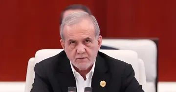 Президент Ирана Масуд Пезешкиан на официальном заседании, бросивший вызов США
