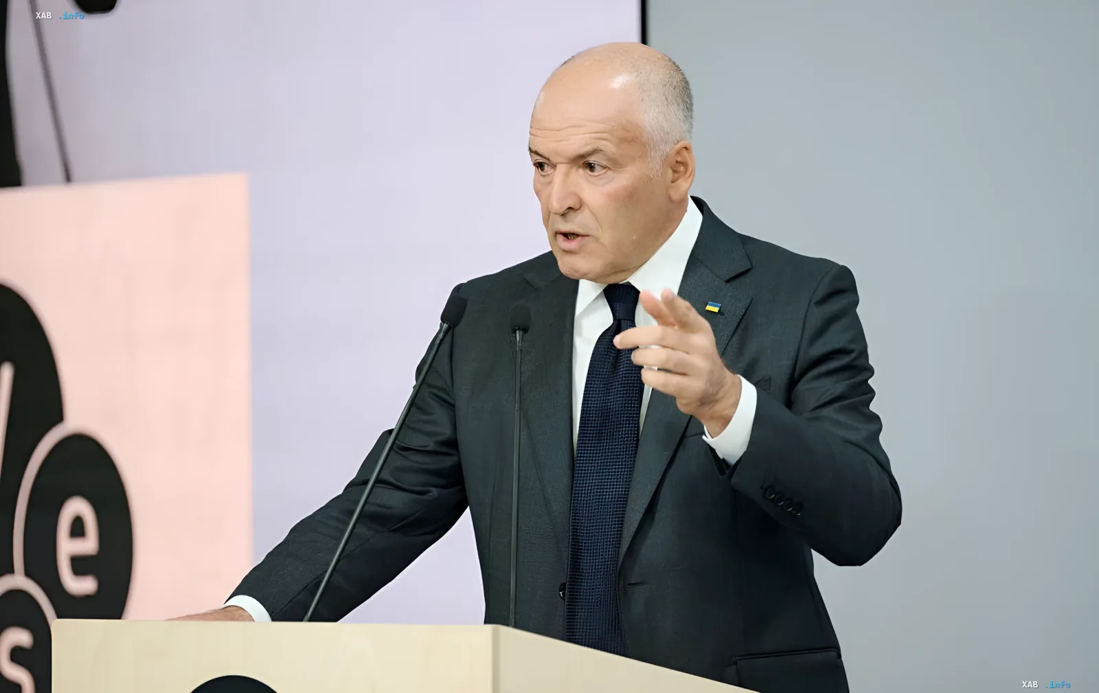 Viktor Pinchuk delivering a speech at the Yalta European Strategy conference