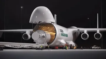 Radia WindRunner Frachtflugzeug mit geöffnetem Rumpf und montierter Raketenstufe auf einem nächtlichen Flugfeld