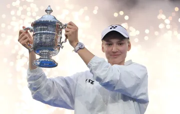 Елена Рыбакина поднимает трофей US Open-2026 после победы над Элиной Соболенко в финале