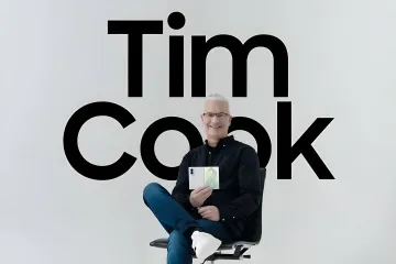Двійник Тіма Кука тримає складний смартфон Galaxy Z Fold 8 у пародійній рекламі Samsung на тлі напису Tim Cook