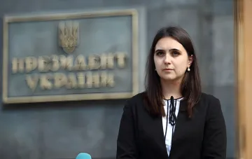 Юлия Мендель, экс-пресс-секретарь, против которой Зеленский ввел санкции, на фоне таблички Офиса Президента Украины