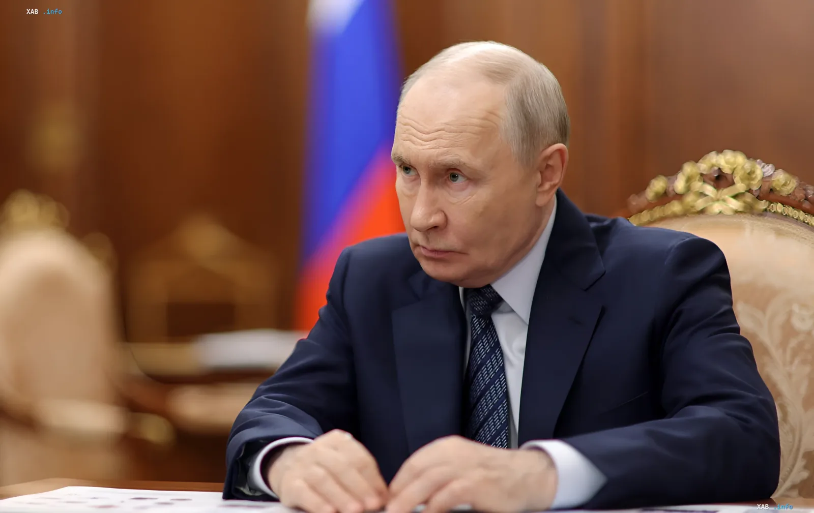 Владимир Путин за рабочим столом в кабинете: задумчивый взгляд лидера РФ на фоне российского флага в контексте ставки на зимнее давление на Украину