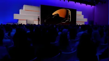 Präsentation von KI-Smart-Brillen auf einer Tech-Konferenz vor einem Publikum
