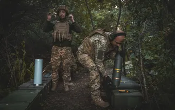 Ukrainian soldiers prepare 122mm artillery shells in a wooded area — illustration for the ISW report on the Ukrainian military seizing the initiative on the front in 2026