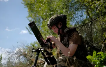 Ukrainischer Soldat in Taktischer Ausrüstung zielt eine Waffe im Wald — Kampfeinsätze der ukrainischen Streitkräfte