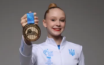 Elisaweta Asa mit ihrer WM-2025-Medaille im rhythmischen Sportgerät in der ukrainischen Nationalmannschaftstracht