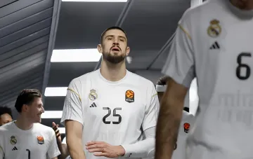 Алексей Лень в форме «Реала» с номером 25 в туннеле перед матчем Евролиги перед переходом в «Басконию»