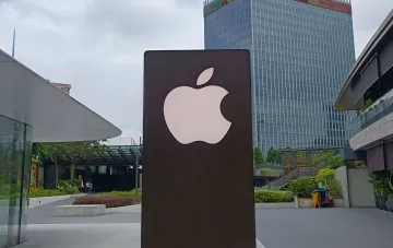 Логотип Apple на вивісці магазину: компанія представила чип A20 Pro для iPhone 18 Pro Max, що побив рекорд Geekbench 7