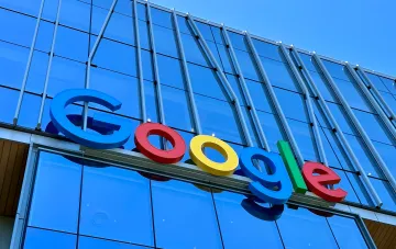 Логотип Google на стеклянном фасаде офиса: токены доступа и безопасность аккаунта после смены пароля