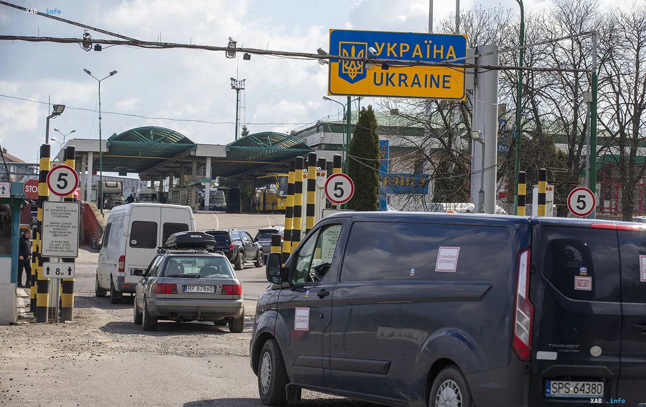 Очередь автомобилей на украинском пограничном пункте пропуска со знаком «Украина» на фоне новостей о возможном закрытии КПП во время воздушной тревоги