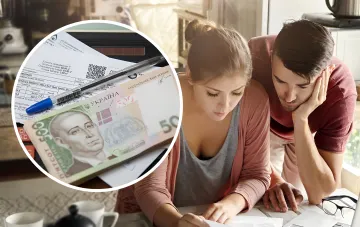 Пара розглядає документи та українські гривні на тлі теми перерахунку житлової субсидії ПФУ