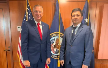 Встреча представителей Украины и США по обмену опытом в реабилитации ветеранов: Ким и Коллинз на фоне флагов двух стран и герба ведомства