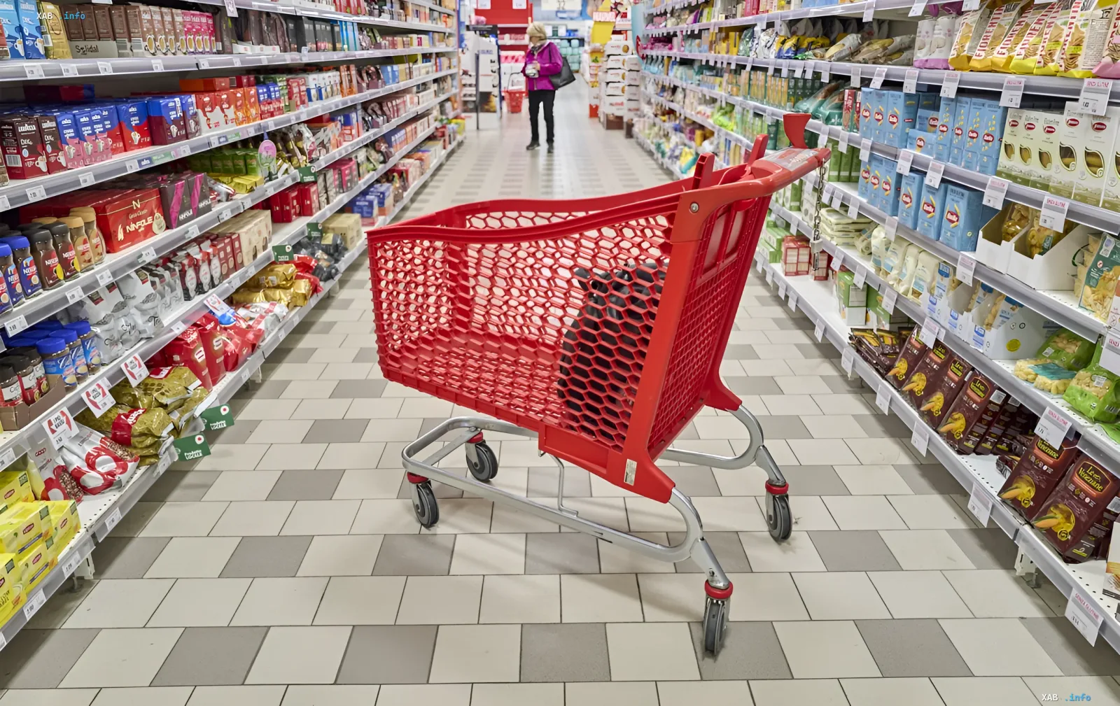 Наполненные полки супермаркета и пустая тележка: как Украина перестраивает продуктовую логистику под ударами РФ по складам
