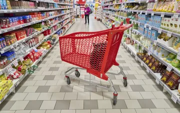 Наполненные полки супермаркета и пустая тележка: как Украина перестраивает продуктовую логистику под ударами РФ по складам