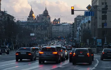 Kyiv: traffic stopped at a red light ahead of the minute of silence