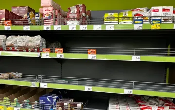 Полки магазина с дефицитом продуктов: на фоне заявлений Минагро о логистике товары исчезают с витрин