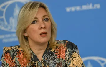 Мария Захарова на брифинге в МИД России критикует заявление Сикорского о воздушном превосходстве