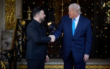 Зеленский и Трамп пожимают руки перед переговорами о морском и энергетическом перемирии с Россией в Нью-Йорке