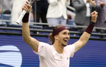 Александр Зверев празднует победу в финале US Open-2026, подняв ракетку и кулаки