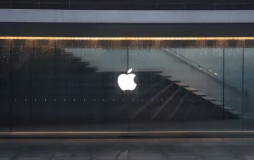 Apple-Logo auf einer Glasfassade — das Unternehmen hat Apple TV und Apple Arcade in das 50-GB-iCloud+-Basisabo integriert