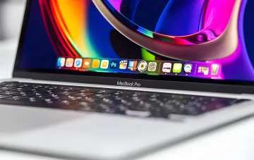 MacBook Pro з новим інтерфейсом macOS 27 Golden Gate: прозорий скляний док і яскрава палітра Liquid Glass