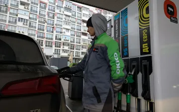 Оператор АЗС заправляет дизельный автомобиль на фоне изменения цен на топливо: бензин подорожал, а дизель отступил от 100 грн