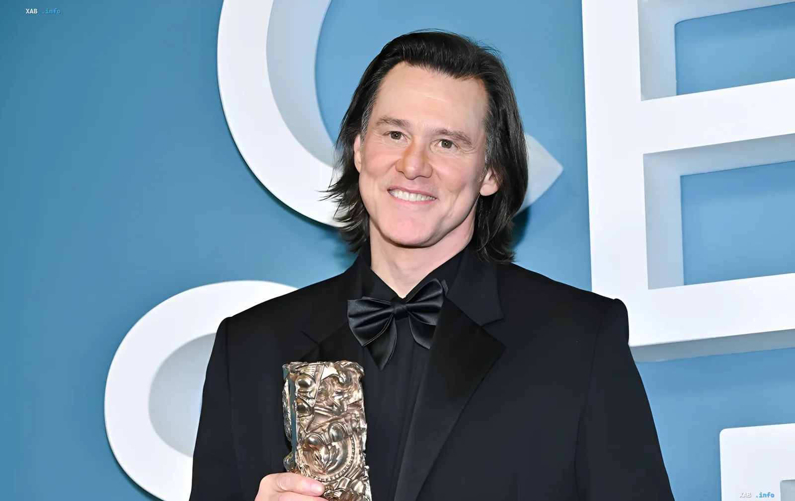 Jim Carrey im schwarzen Smoking mit einer Auszeichnung bei einer Gala — das Aussehen des Schauspielers wieder im Fokus