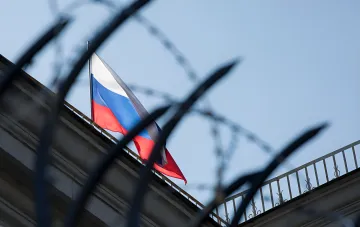 Прапор Росії на тлі дроту з колючкою: ЄС не зміг узгодити довгострокове продовження санкцій