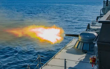 Вогонь з гармати російського фрегата в бік датського гелікоптера біля Гедсера: спалах пострілу над морем