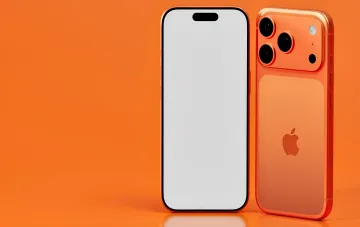 iPhone в помаранчевому корпусі з інтерфейсом Liquid Glass і новою Siri AI на iOS 27, вигляд спереду та ззаду