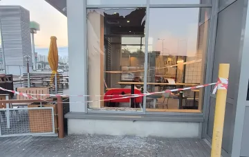 Последствия дроновой атаки в Киеве: разбитое окно McDonald's и оцепление на месте повреждения