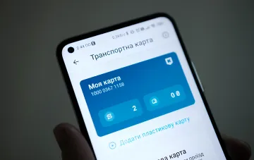 Екран додатку «Київ Цифровий» з транспортною картою та балансом поїздок на смартфоні