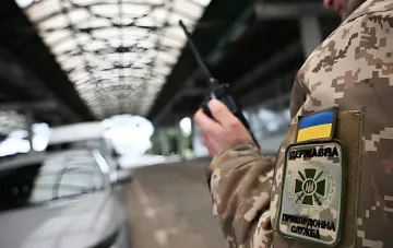 Пограничник Государственной пограничной службы Украины с рацией на пункте пропуска КПП Шегини – Медика