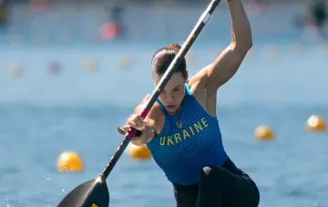 Ludmyla Luzan in der Uniform des ukrainischen Nationalteams beim Kanupaddeln, von der NOK der Ukraine zur Sportlerin des Monats August gewählt