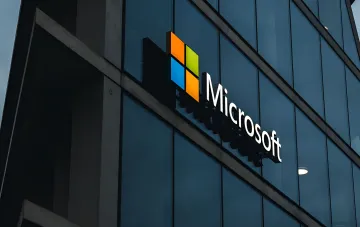 Microsoft-Logo auf der Glasfassade eines Bürogebäudes im Kontext des neuen Humanistischen Kodex für künstliche Intelligenz