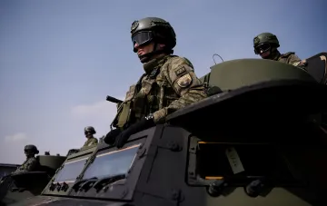Військовослужбовці НАТО в камуфляжі на бронетехніків: готовність Альянсу в відповідь на план Кремля з розхитання Європи