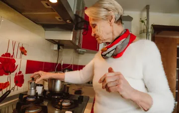 Пенсионерка на кухне: ПФУ требует вернуть переплату по пенсиям в течение 10 дней