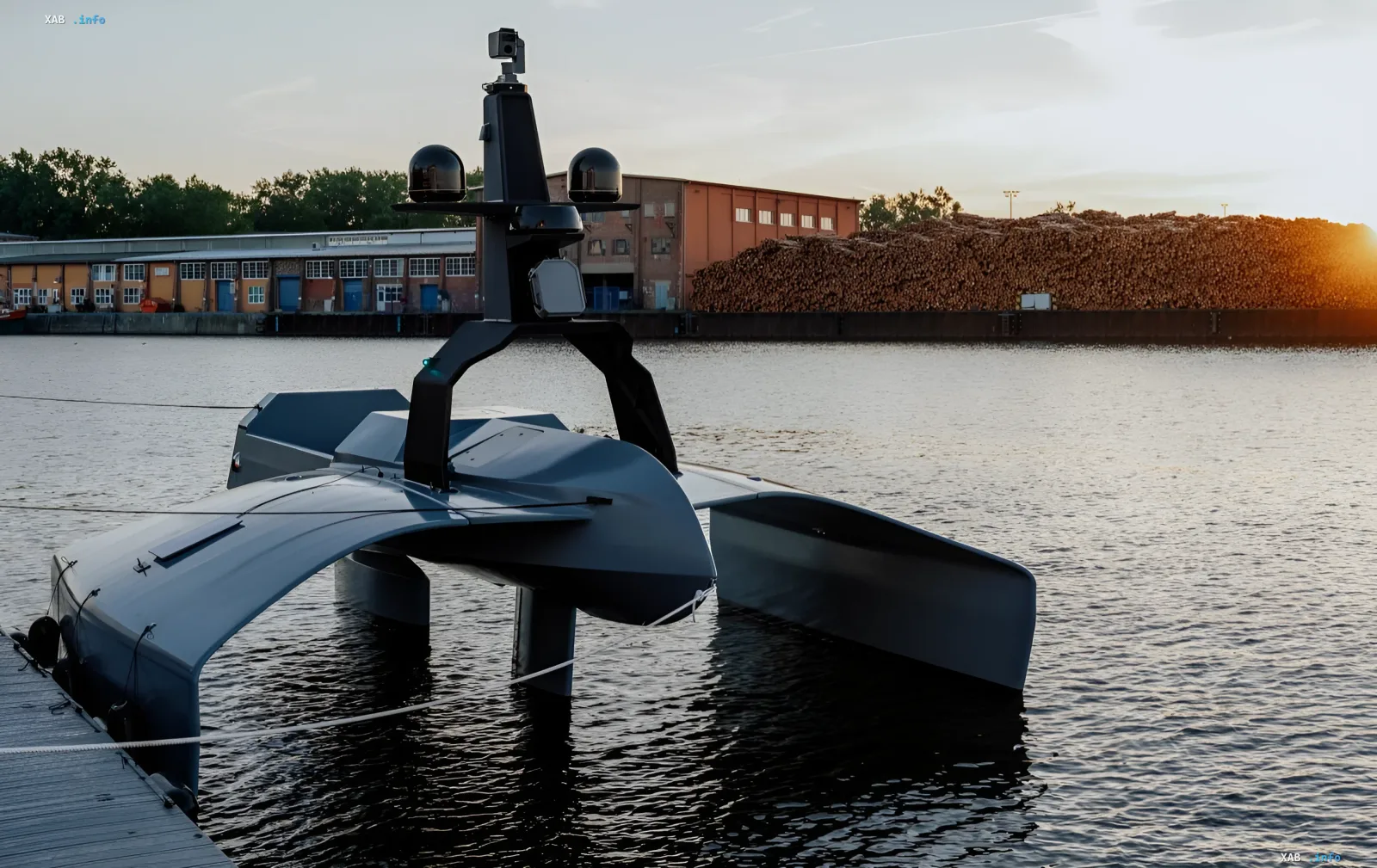 Морський безпілотний дрон Seavex компанії Quantum Systems із сенсорною вежею на тлі промислового порту