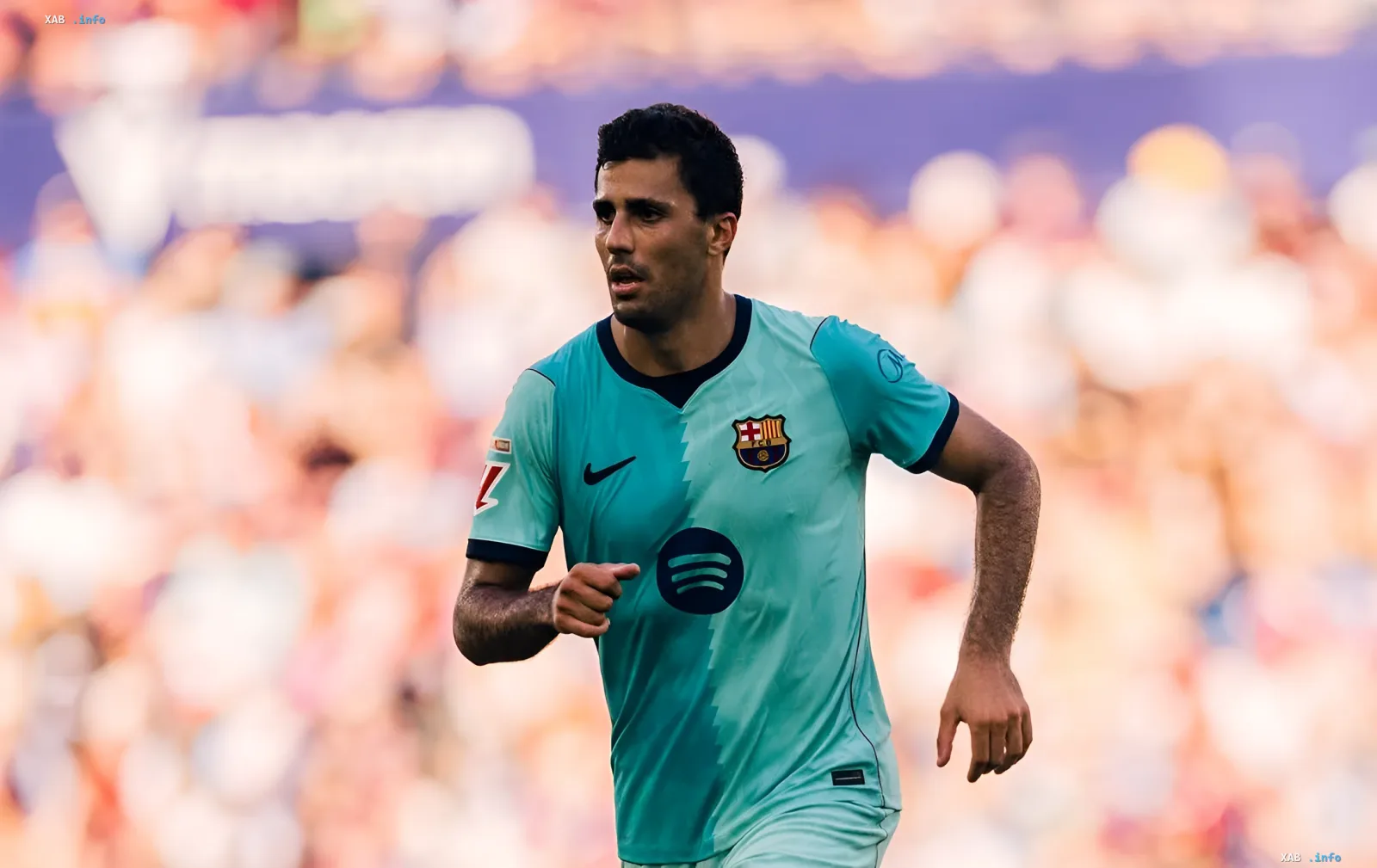 Rodri im Barcelona-Trikot vor dem Hintergrund des Interesses von Mourinho an einem Transfer
