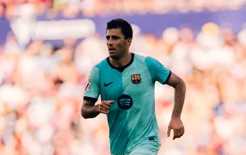 Rodri im Barcelona-Trikot vor dem Hintergrund des Interesses von Mourinho an einem Transfer