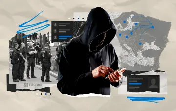 Схематичная иллюстрация промышленного саботажа: анонимный хакер в капюшоне, полиция на фоне и карта Европы с маршрутами диверсий