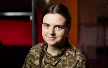 Жінка в українському військовому цифровому камуфляжі з косичкою — учасниця озвучування історичної драми «Роза»