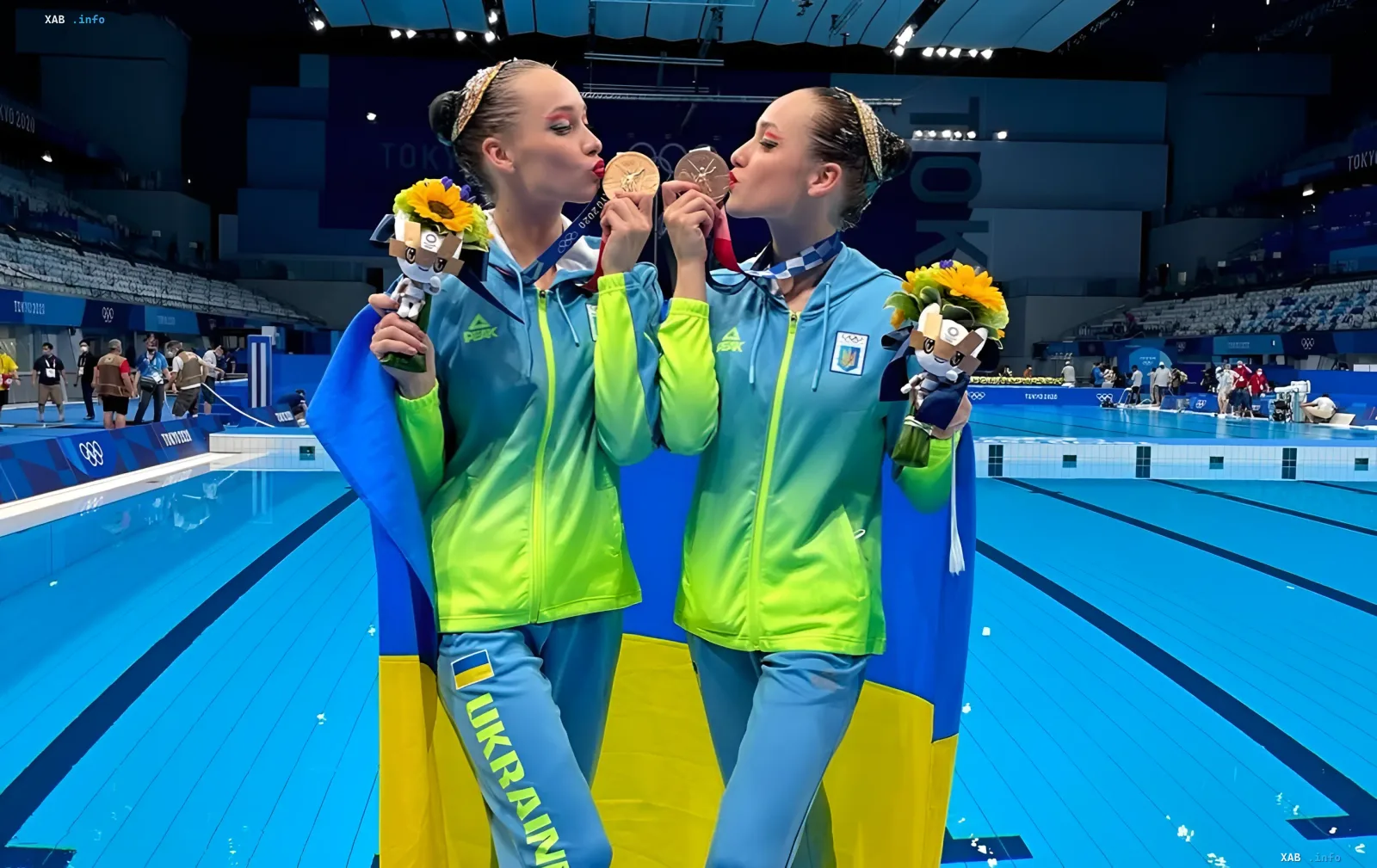 Сёстры Алексеевы с медалями Олимпиады в Токио-2020 по синхронному плаванию в форме сборной Украины