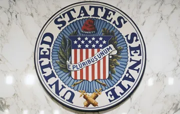 Герб Сенату США на мармуровій стіні — символ законодавчої влади перед голосуванням щодо санкцій проти Росії та Ірану