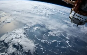 Космічний апарат на орбіті над Землею на тлі визнання США про розгортання наступальної космічної зброї