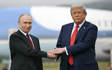 Трамп і Путін пожимають руки на тлі літака — контекст заяви про енергетичне перемир'я Росії та України