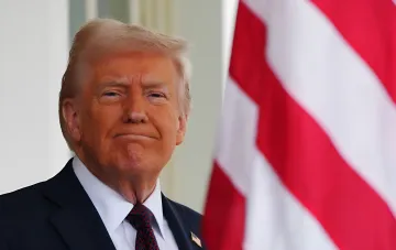 Дональд Трамп на фоне американского флага требует от стран мира компенсировать расходы США на войну против Ирана