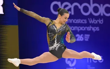 Українська гімнастка Курашвілі в стрибку на чемпіонаті світу з аеробіки в Памплоні
